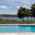 빌라 Seascape, Beachfront Living In The Greek Riviera *