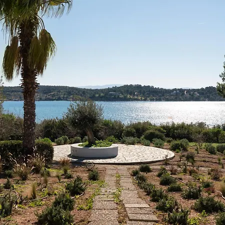 Beachfront Seascape In The Greek Riviera 别墅